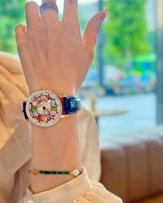 Funkelnde und modische Damen-Quarzuhr mit farbenfrohen Strasssteinen, einem attraktiven drehbaren Zifferblatt und robustem Design.