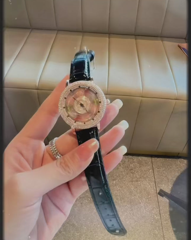 Funkelnde und modische Damen-Quarzuhr mit farbenfrohen Strasssteinen, einem attraktiven drehbaren Zifferblatt und robustem Design.